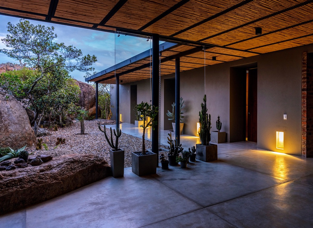 Vista de vivienda unifamiliar VIL 02 en Colombia, en materiales nobles y luz natural — proyecto de LINEA PRIMA, arquitectos en Bogotá.