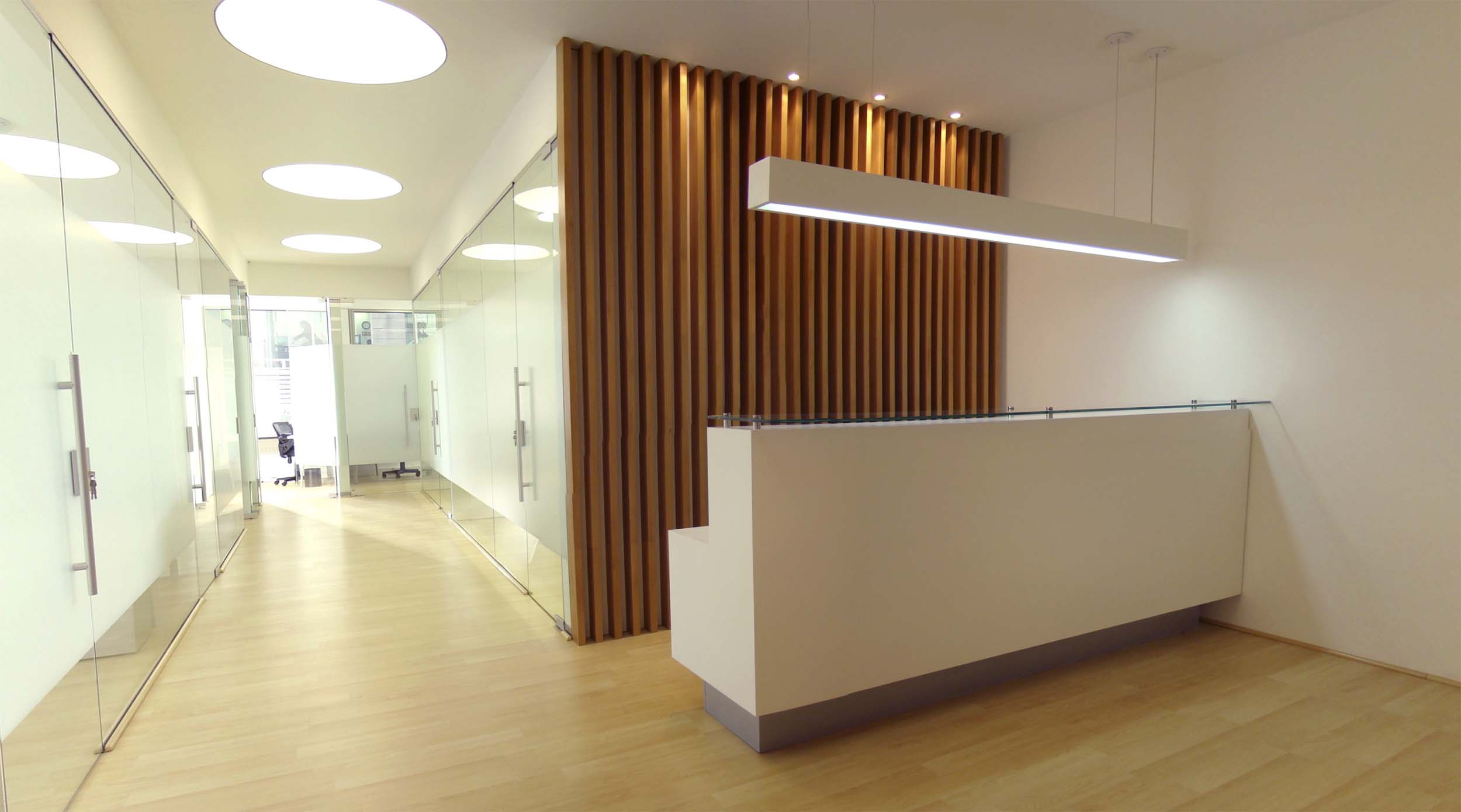 Vista de interiorismo BOG02 01 en Cundinamarca, CO, en materiales nobles y luz natural — proyecto de LINEA PRIMA, arquitectos en Bogotá.